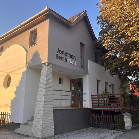 Jonathan Bed&Pizza Komarom Ngoại thất bức ảnh