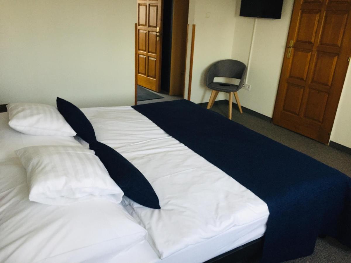 Jonathan Bed&Pizza Komarom Ngoại thất bức ảnh